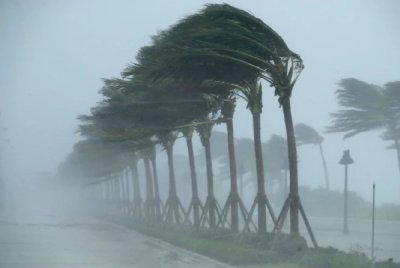 Ribut petir disertai hujan lebat dan angin kencang dijangka berlarutan hingga 12 tengah hari pada Rabu. - Gambar hiasan