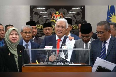 Hamzah (tengah) memberi penerangan pada sidang akhbar di Bangunan Parlimen pada Selasa.