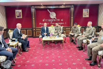 Avi Bitton (tiga dari kiri) berbincang dengan Pol Maj Gen Jarut Sarutyaporn (empat dari kanan) di Phuket pada Isnin. Foto Agensi