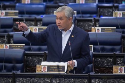 Timbalan Perdana Menteri Datuk Seri Dr Ahmad Zahid Hamidi yang juga Menteri Kemajuan Desa dan Wilayah ketika sesi penerangan pada Mesyuarat Ketiga Penggal Ketiga, Parlimen ke-15 Dewan Rakyat di Bangunan Parlimen pada Rabu. Foto Bernama. 