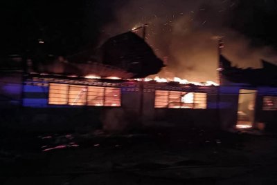 Seorang warga emas melecur selepas rumahnya di Kampung Seberang Kuak Hulu di sini dibakar oleh anak lelakinya sendiri.