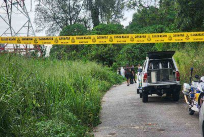 Polis menjalankan siasatan di lokasi kejadian kes penemuan mayat wanita di Seri Kembangan pada Rabu.