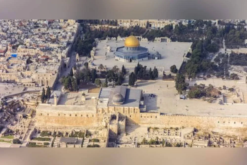 Pemandangan dari udara menunjukkan Masjid Al-Aqsa dan Kubah Batu (Dome of the Rock) yang terletak di pekarangan kompleks suci al-Haram al-Sharif di Baitulmaqdis. Foto AFP