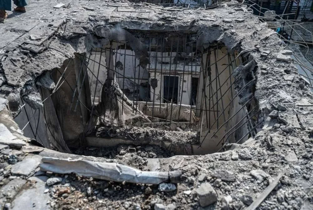 Sebuah rumah rosak akibat serangan udara ketika pertempuran rentas sempadan antara Afghanistan dan Pakistan di Kabul. AFP