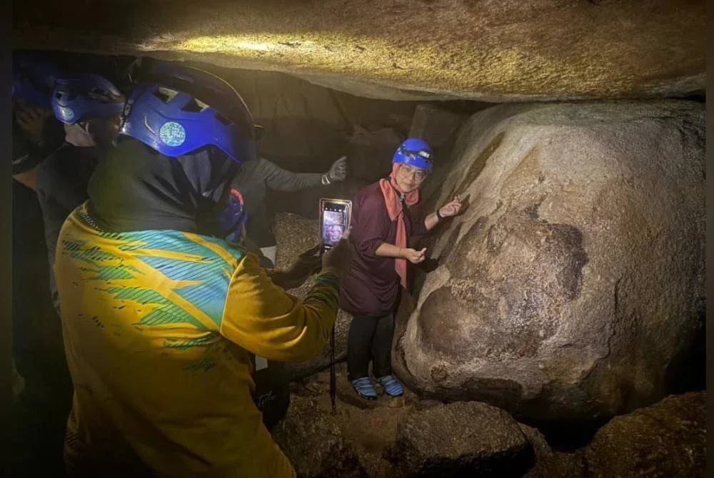 Lakaran Maloi yang terdapat pada batu dalam gua berkenaan.