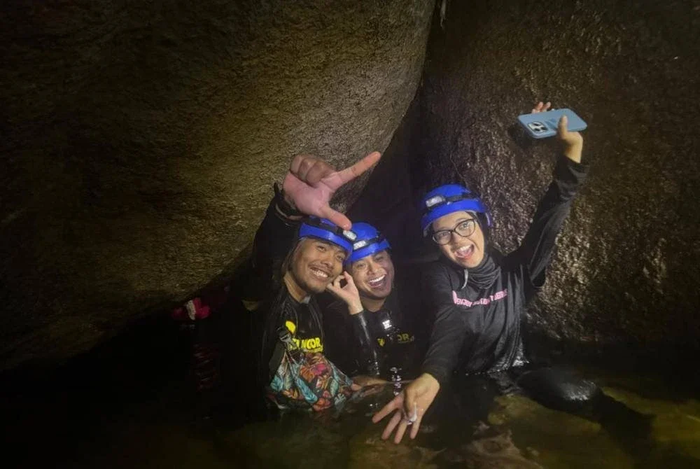 Antara peserta bergambar kenangan dalam Gua Batu Maloi.