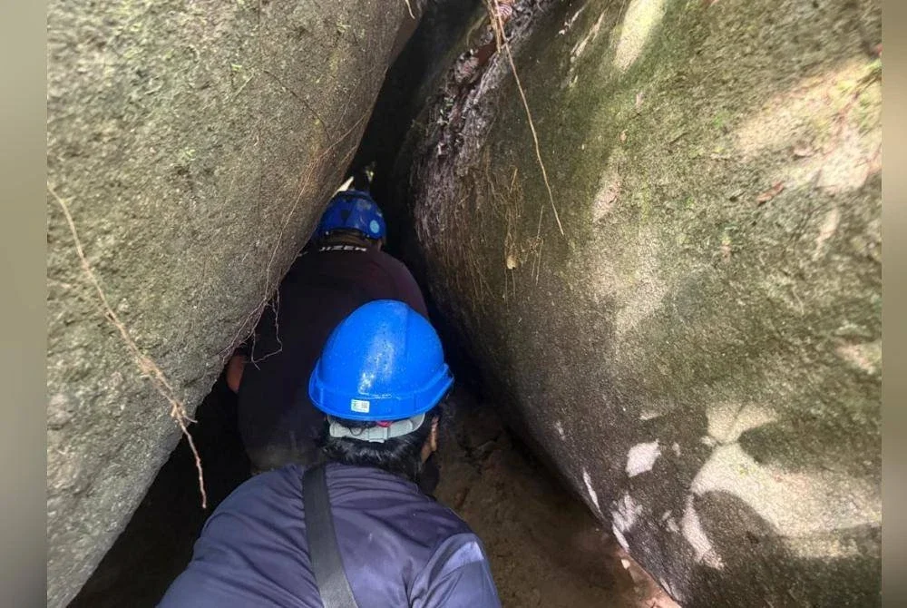 Menyusup dicelah batu untuk masuk ke Gua Batu Maloi.
