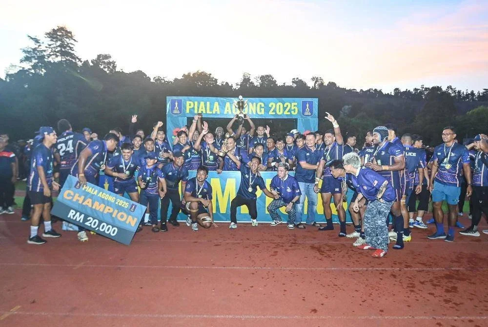 Pemain, jurulatih dan pengurusan PDRM meraikan kejayaan mengekalkan kejuaraan Piala Agong. Foto Kesatuan Ragbi Malaysia