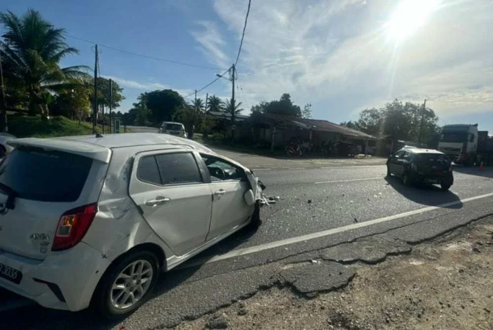 Kemalangan berlaku apabila kereta dipandu bapa mangsa hilang kawalan sebelum merempuh bahagian belakang sebuah Perodua Axia lain yang sedang berhenti untuk membelok ke kanan.