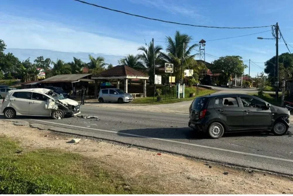 Keadaan kenderaan terlibat kemalangan di Kilometer 79, Jalan Kuala Terengganu–Kota Bharu berhampiran Kampung Bukit Grebar di Setiu pada Rabu.