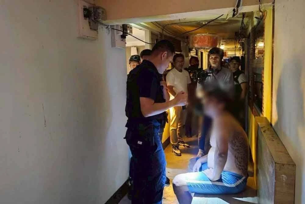 Polis melakukan serbuan dan menahan sepasang suami isteri di Bangkok kerana memanipulasi kanak-kanak bagi tujuan eksploitasi seks. Foto Khaosod