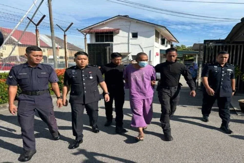 Hamizi (tiga dari kanan) dibawa ke Mahkamah Majistret Tumpat atas pertuduhan membunuh sepupu isterinya hingga maut dalam kejadian Jumaat lalu.