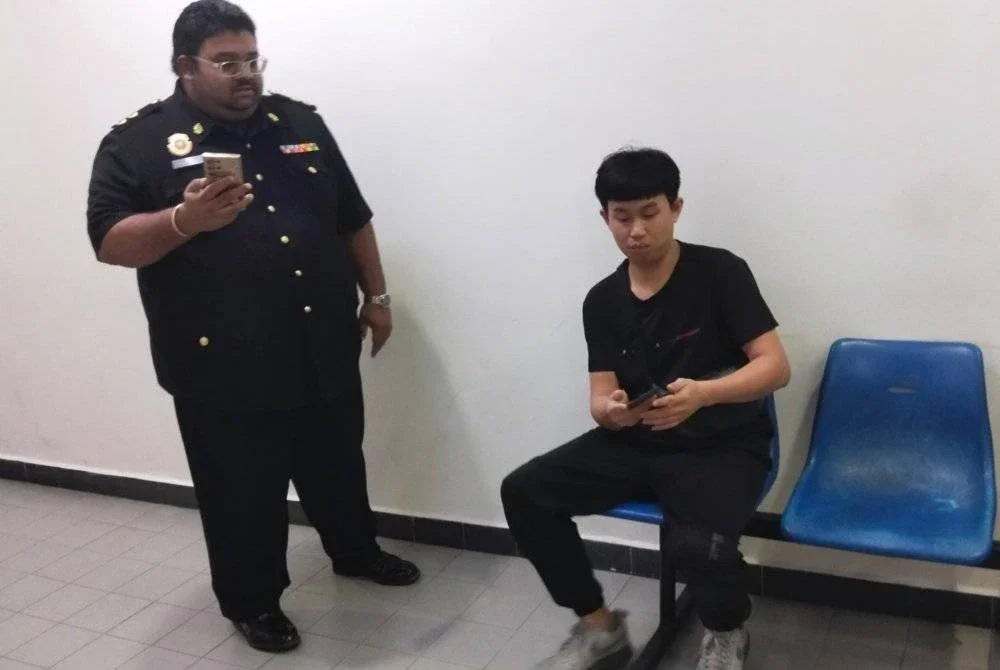 Hock Soon (duduk) dihadapkan ke Mahkamah Sesyen Johor Bahru pada Khamis atas pertuduhan memberi rasuah kepada pegawai penguat kuasa MBIP tahun lalu.