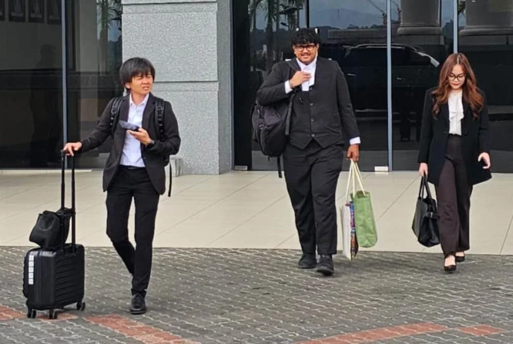 Pasukan peguam ketika ditemui pemberita di pekarangan Kompleks Mahkamah Kota Kinabalu.