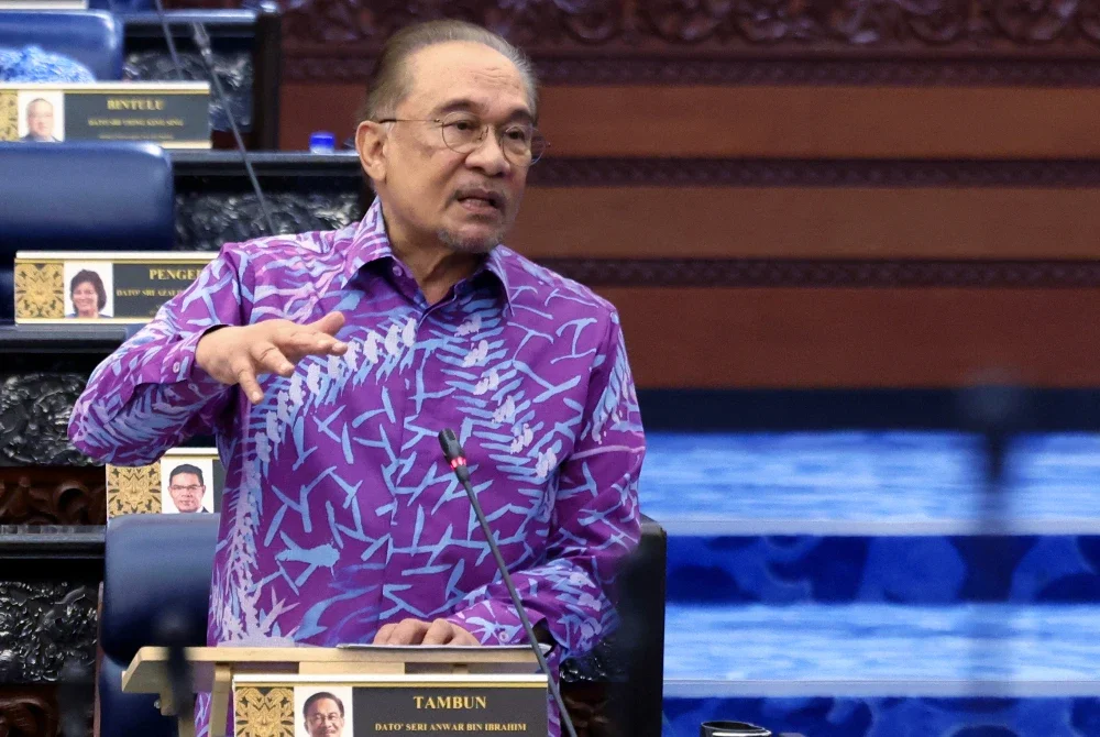 Anwar dalam sesi soal jawab di Dewan Rakyat pada Khamis. Foto Bernama