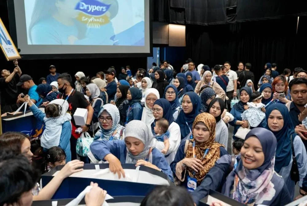 Ibu bapa yang hadir mendaftar sebagai ahli pada pameran mesra keluarga sekali gus memeriahkan pelancaran Drypantz dan 'The Power of Parent-preneurs' di Kuala Lumpur. Foto ihsan Drypers