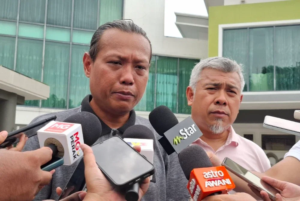 Samir (kiri) bersama Mohamad Taufik ketika ditemui pemberita di Ipoh pada Khamis.