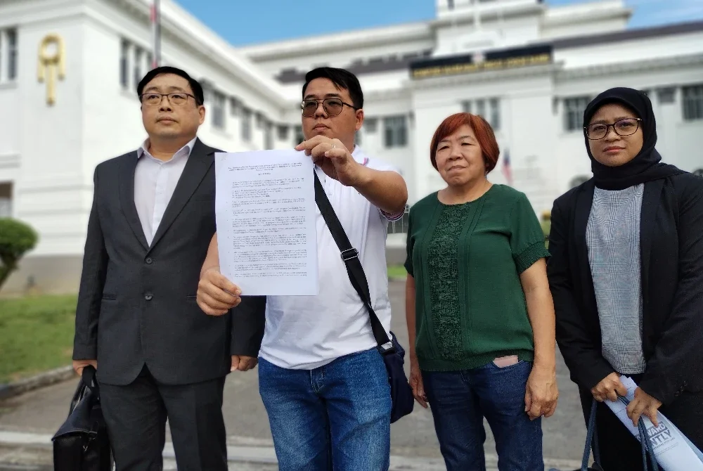 Kian Nam (kiri) bersama Jia Meng ketika sidang akhbar di perkarangan Kompleks Mahkamah Tinggi Johor Bahru pada Khamis.