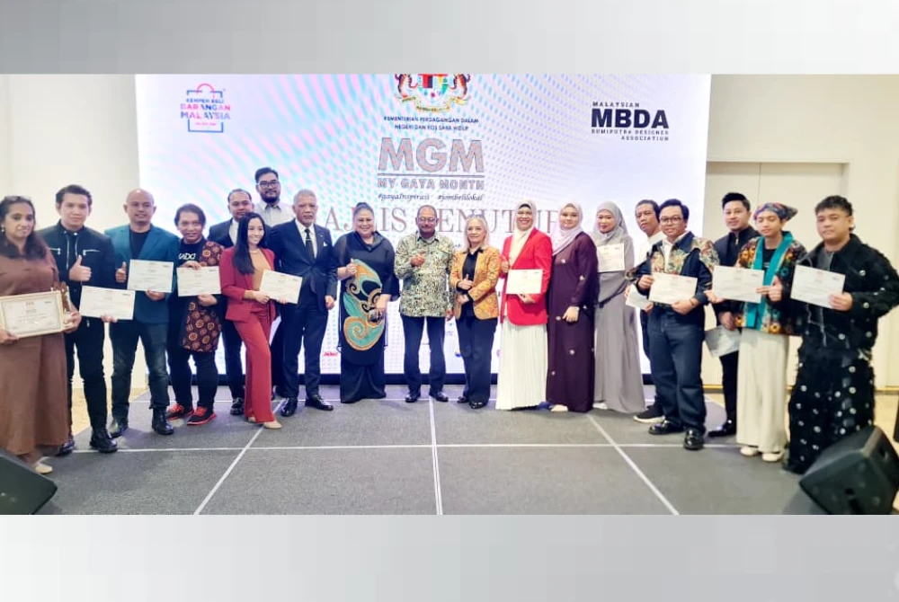 Pereka fesyen yang merupakan ahli-ahli MBDA yang terlibat secara langsung sepanjang program MGM 2025 di Pavilion Bukit Jalil menerima sijil penghargaan yang disampaikan oleh Rohaizi (sepuluh dari kanan).