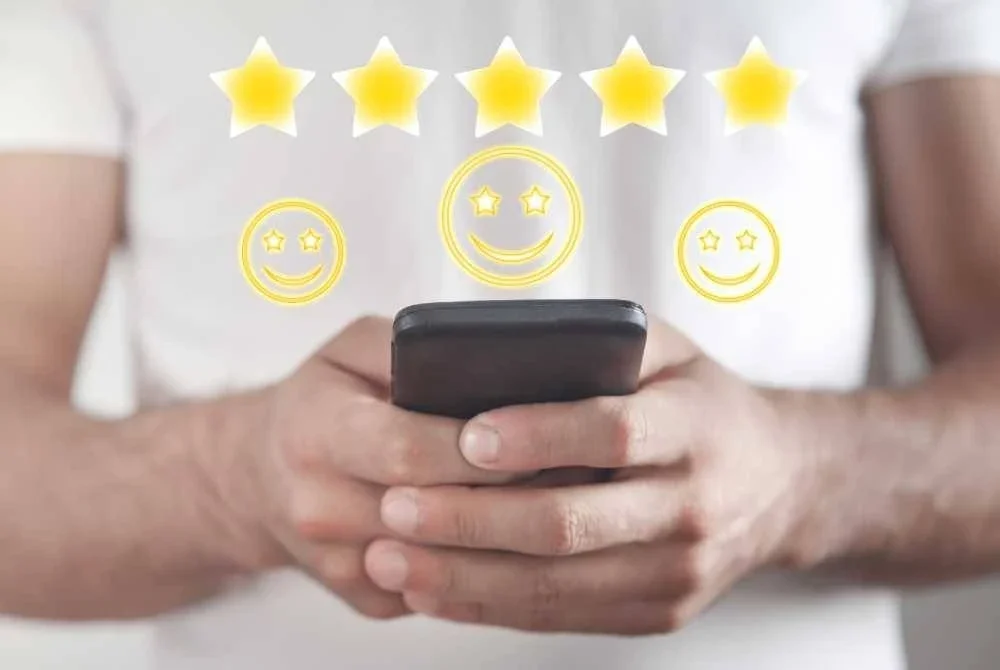 MEMBERI penilaian tanpa menggunakan barangan terlebih dahulu adalah satu bentuk penipuan yang dilarang dalam Islam. -Gambar hiasan/ Foto: CANVA