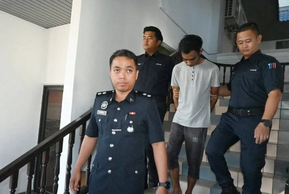 Muhammad Hidayat (dua dari kanan) dibawa keluar dari Mahkamah Sesyen Melaka pada Khamis selepas dijatuhi hukuman penjara tujuh tahun selepas mengaku bersalah menikam remaja perempuan berusia 18 tahun.