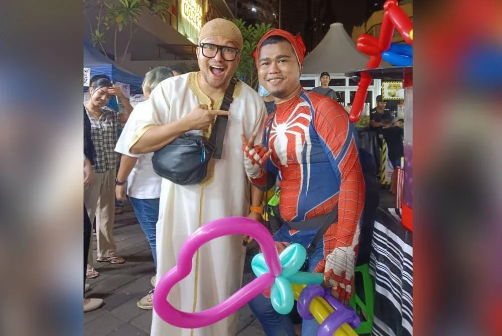 Mohd Khairul Anwar bergambar bersama pelakon, Shaheizy Sam ketika menjual belon.
