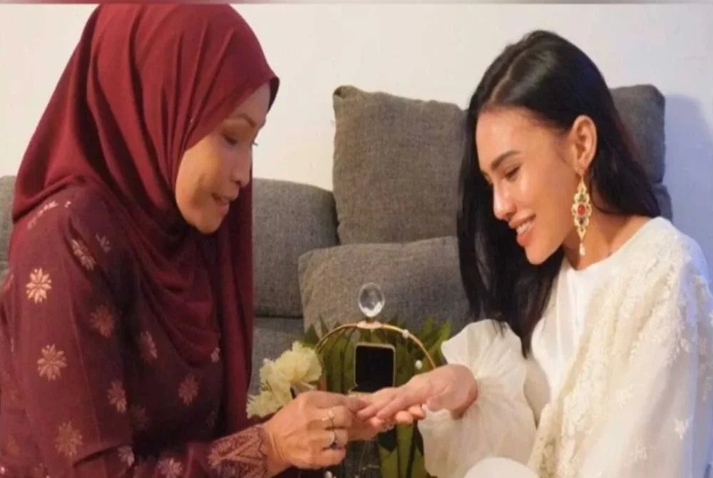 Pada majlis yang tidak dikongsikan tarikhnya, Puteri Balqis kelihatan anggun dengan busana serba putih ketika disarungkan cincin oleh wakil keluarga pihak lelaki. - Foto media sosial Puteri Balqis