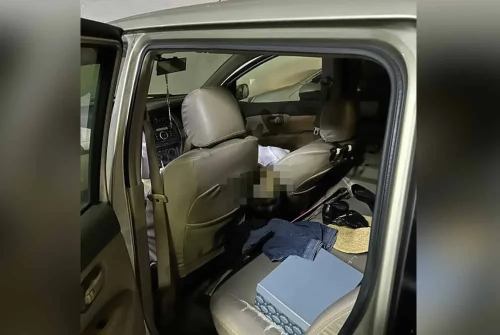 Mayat seorang wanita yang sudah membusuk ditemui dalam sebuah kenderaan yang kawasan parkir bertingkat di pusat beli belah.