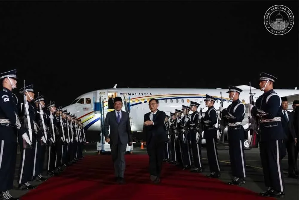 Anwar tiba di Pangkalan Udara Gimhae bagi memulakan lawatan kerja tiga hari di Korea. Foto Facebook Anwar Ibrahim 