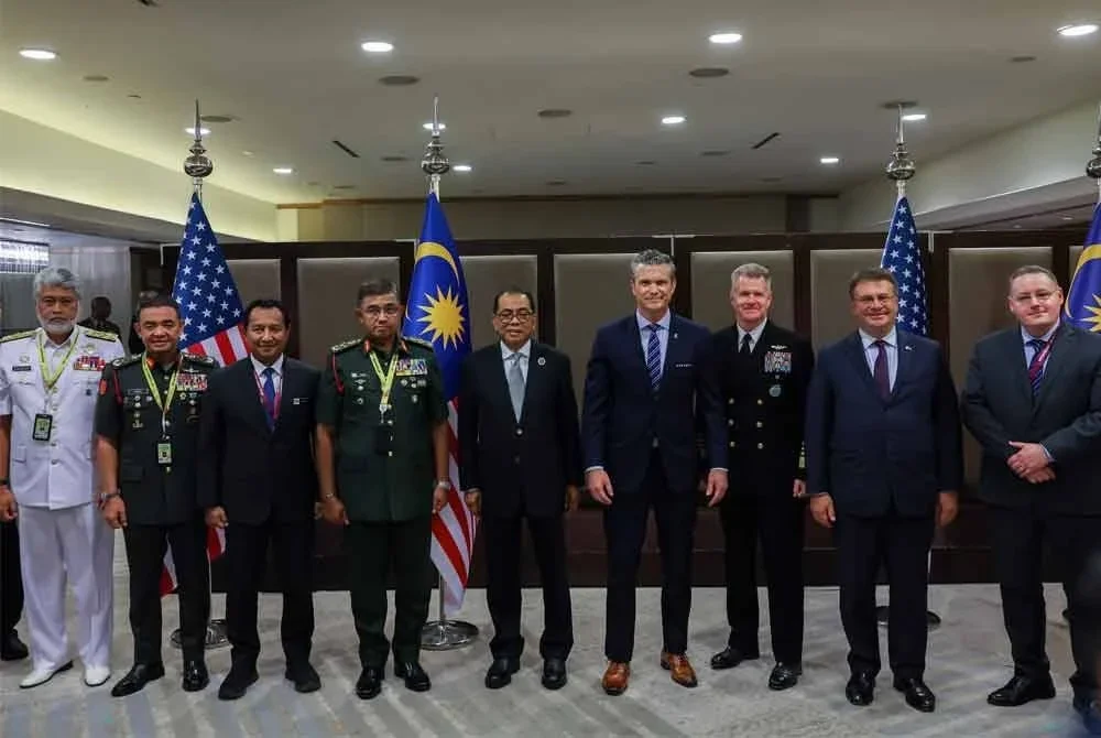 Mohamed Khaled (lima dari kiri) mengadakan pertemuan dua hala dengan Setiausaha Perang Amerika Syarikat (AS) Pete Hegseth (empat, kanan) sempena Mesyuarat Menteri-Menteri Pertahanan ASEAN (ADMM) ke-19 dan Mesyuarat Menteri-Menteri Pertahanan ASEAN-PLUS (ADMM-PLUS) ke-12 di sini, pada Khamis.
Turut hadir Panglima Angkatan Tentera Jeneral Tan Sri Mohd Nizam Jaffar (empat dari kiri), Panglima Tentera Laut Diraja Malaysia (TLDM) Laksamana Tan Sri Zulhelmy Ithnain (kiri) dan Panglima Tentera Darat Jeneral Tan Sri Muhammad Hafizuddeain Jantan (dua dari kiri). Foto Bernama