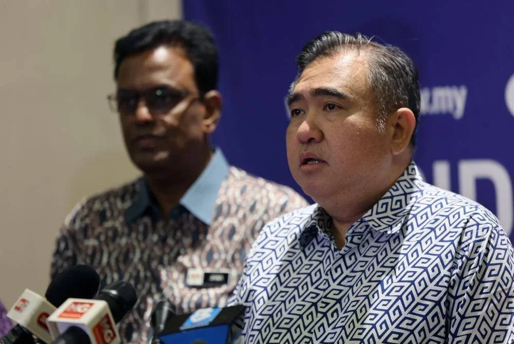 Anthony Loke (kanan) ketika sidang media selepas Mempengerusikan Mesyuarat Pasukan Petugas Logistik Kebangsaan (NLTF) Bilangan 2/2025, di sebuah hotel, pada Khamis. Turut kelihatan, Ketua Setiausaha Kementerian Pengangkutan, Datuk Seri Jana Santhiran Muniayan. Foto Bernama