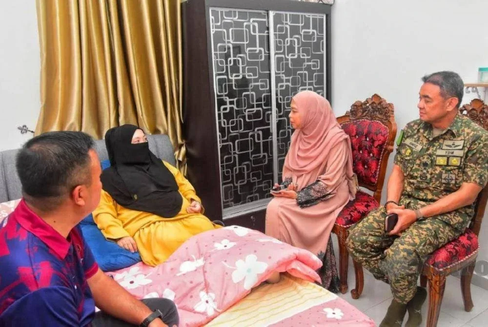 Mohd Fikry Amri (kiri sekali) dan isteri ketika menerima kunjungan Panglima Tentera Darat (PTD), Jeneral Tan Sri Muhammad Hafizuddeain Jantan di kediaman pasangan itu di Taman Kelemak Utama, Alor Gajah. Foto FB Tentera Darat Malaysia