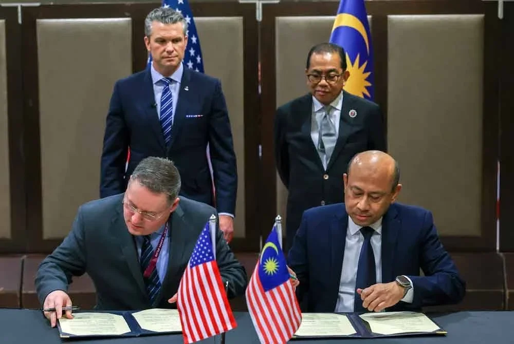 Mohamed Khaled (dua dari kanan) dan Setiausaha Perang Amerika Syarikat (AS), Pete Hegseth (dua, kiri) menyaksikan Timbalan Setiausaha (Dasar) Kementerian Pertahanan Malaysia, Mohd Yani Daud (kanan) dan Timbalan Penolong Setiausaha Perang bagi Asia Selatan dan Tenggara, Jabatan Perang AS J. Andrew Byers (kiri) menandatangani Perjanjian Kerjasama Pertahanan sempena pertemuan dua hala bersempena Mesyuarat Menteri-Menteri Pertahanan ASEAN (ADMM) ke-19 dan Mesyuarat Menteri-Menteri Pertahanan ASEAN-PLUS (ADMM-PLUS) ke-12, pada Khamis. Foto Bernama