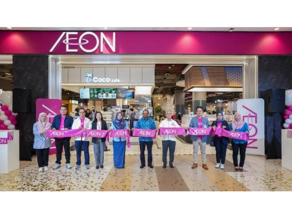 Pengarah Kanan, Bahagian Perdagangan Pengedaran dan Sektor Perniagaan, Kementerian Perdagangan Dalam Negeri dan Kos Sara Hidup (KPDN), Datuk Rohaizi Bahari (lima dari kanan) merasmikan pembukaan semula AEON Mall Shah Alam.