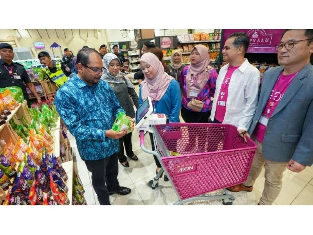 Aktiviti membeli-belah kini lebih mudah dan selesa dengan penggunaan Troli Pintar di AEON Mall Shah Alam