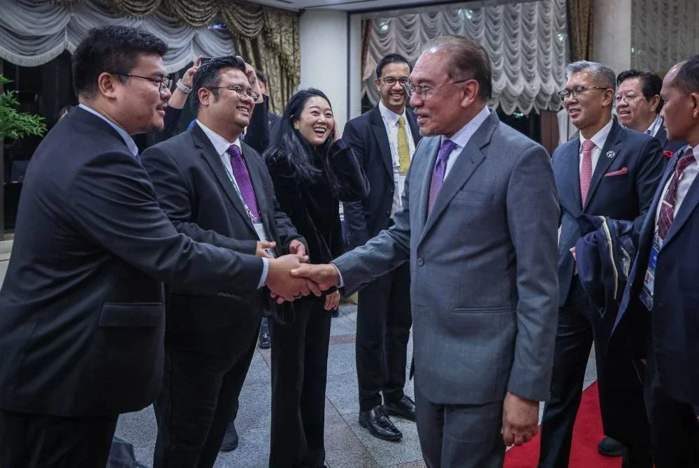 Anwar (tengah) tiba untuk lawatan kerja sempena Mesyuarat Pemimpin-Pemimpin Ekonomi APEC (AELM) malam ini. Foto Bernama