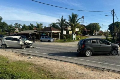Keadaan kenderaan terlibat kemalangan di Kilometer 79, Jalan Kuala Terengganu–Kota Bharu berhampiran Kampung Bukit Grebar di Setiu pada Rabu.