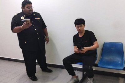 Hock Soon (duduk) dihadapkan ke Mahkamah Sesyen Johor Bahru pada Khamis atas pertuduhan memberi rasuah kepada pegawai penguat kuasa MBIP tahun lalu.