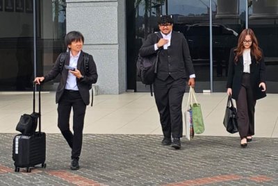 Pasukan peguam ketika ditemui pemberita di pekarangan Kompleks Mahkamah Kota Kinabalu.