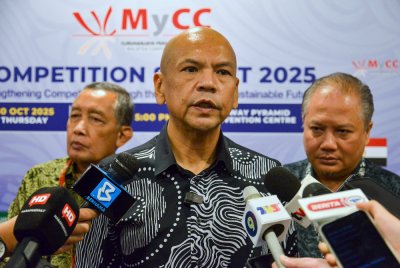 Armizan (tengah) bercakap kepada pemberita pada Majlis Perasmian MyCC Competition 2025 di Sunway Convention Centre, Kuala Lumpur hari ini. Foto Bernama