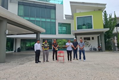 Proses lelongan diadakan di kediaman Vida di Meru Heights, Ipoh pada Khamis.