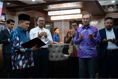 Anwar semasa di Lapangan Terbang Pangkalan Udara TUDM Subang sebelum berlepas ke Gyeongju, Republik Korea, bagi menyertai Mesyuarat Pemimpin-Pemimpin Ekonomi APEC. Foto Facebook Anwar Ibrahim