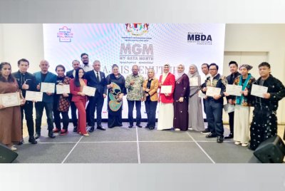 Pereka fesyen yang merupakan ahli-ahli MBDA yang terlibat secara langsung sepanjang program MGM 2025 di Pavilion Bukit Jalil menerima sijil penghargaan yang disampaikan oleh Rohaizi (sepuluh dari kanan).