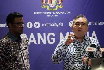 Menteri Pengangkutan Anthony Loke (kanan) ketika sidang media selepas Mempengerusikan Mesyuarat Pasukan Petugas Logistik Kebangsaan (NLTF) Bilangan 2/2025, di sebuah hotel pada Khamis. Foto Bernama