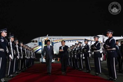 Anwar tiba di Pangkalan Udara Gimhae bagi memulakan lawatan kerja tiga hari di Korea. Foto Facebook Anwar Ibrahim 