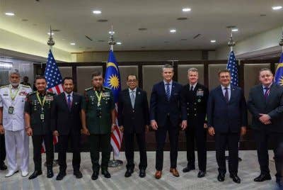 Mohamed Khaled (lima dari kiri) mengadakan pertemuan dua hala dengan Setiausaha Perang Amerika Syarikat (AS) Pete Hegseth (empat, kanan) sempena Mesyuarat Menteri-Menteri Pertahanan ASEAN (ADMM) ke-19 dan Mesyuarat Menteri-Menteri Pertahanan ASEAN-PLUS (ADMM-PLUS) ke-12 di sini, pada Khamis.
Turut hadir Panglima Angkatan Tentera Jeneral Tan Sri Mohd Nizam Jaffar (empat dari kiri), Panglima Tentera Laut Diraja Malaysia (TLDM) Laksamana Tan Sri Zulhelmy Ithnain (kiri) dan Panglima Tentera Darat Jeneral Tan Sri Muhammad Hafizuddeain Jantan (dua dari kiri). Foto Bernama