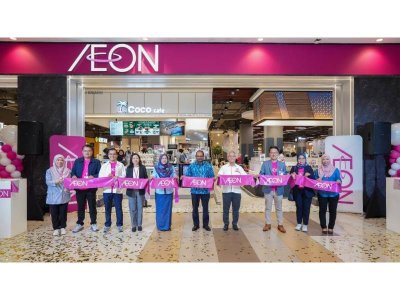 Pengarah Kanan, Bahagian Perdagangan Pengedaran dan Sektor Perniagaan, Kementerian Perdagangan Dalam Negeri dan Kos Sara Hidup (KPDN), Datuk Rohaizi Bahari (lima dari kanan) merasmikan pembukaan semula AEON Mall Shah Alam.