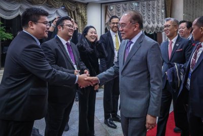 Anwar (tengah) tiba untuk lawatan kerja sempena Mesyuarat Pemimpin-Pemimpin Ekonomi APEC (AELM) malam ini. Foto Bernama