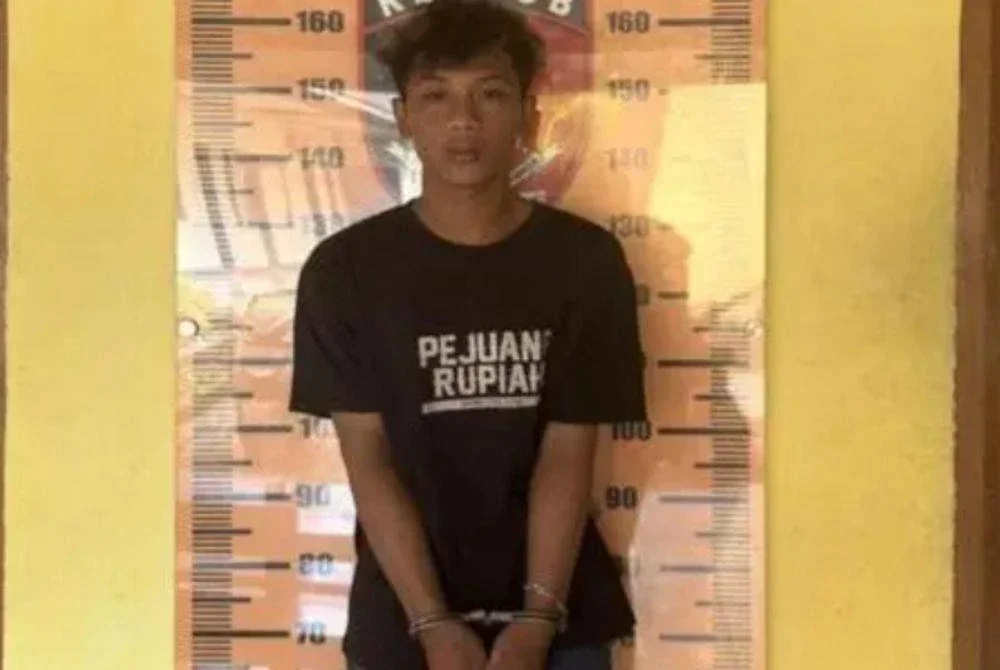 Seorang pemuda ditahan pihak polis selepas menikam ibu kandungnya sendiri hanya kerana marah apabila minyak rambut miliknya hilang.