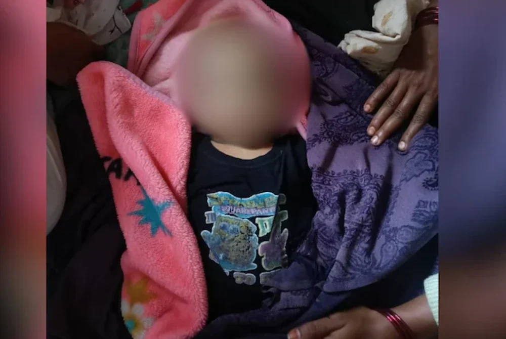 Ibu bapa bayi terbabit gagal mendapatkan doktor di pusat kesihatan kerajaan di Bichua dan terpaksa mendapatkan rawatan di kedai ubat tempatan - Foto: Agensi